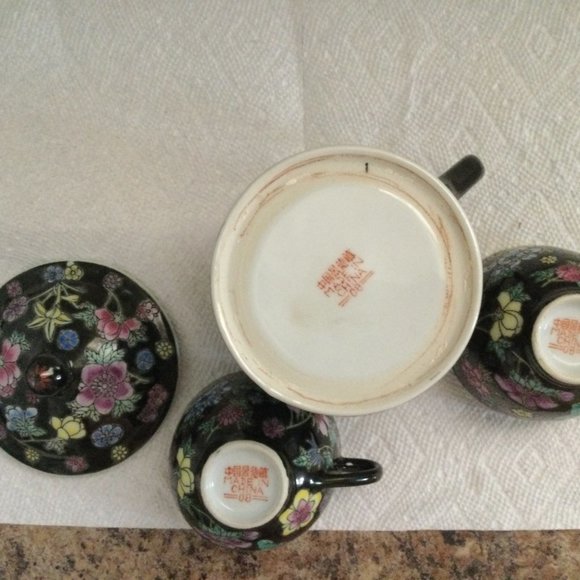 Vintage Chinese porcelain lidded mug and two handled cups black Noir floral - Picture 4 of 4